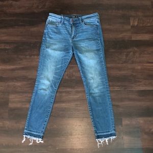 Skinny jeans with raw hem